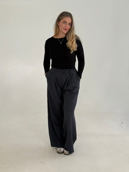 PANTALON A PLIS GRIS FONCE