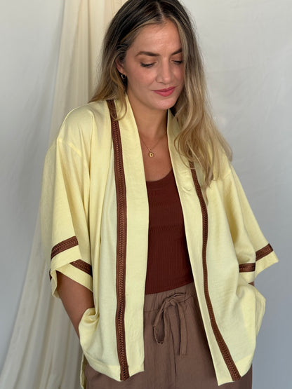KIMONO EN LIN JAUNE GALON MARRON