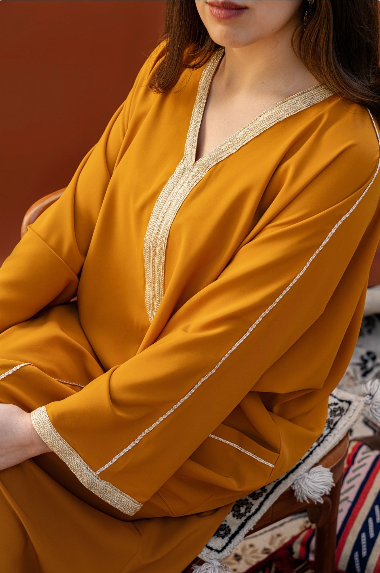 DJELLABA À POCHE MOUTARDE GALON DORÉ