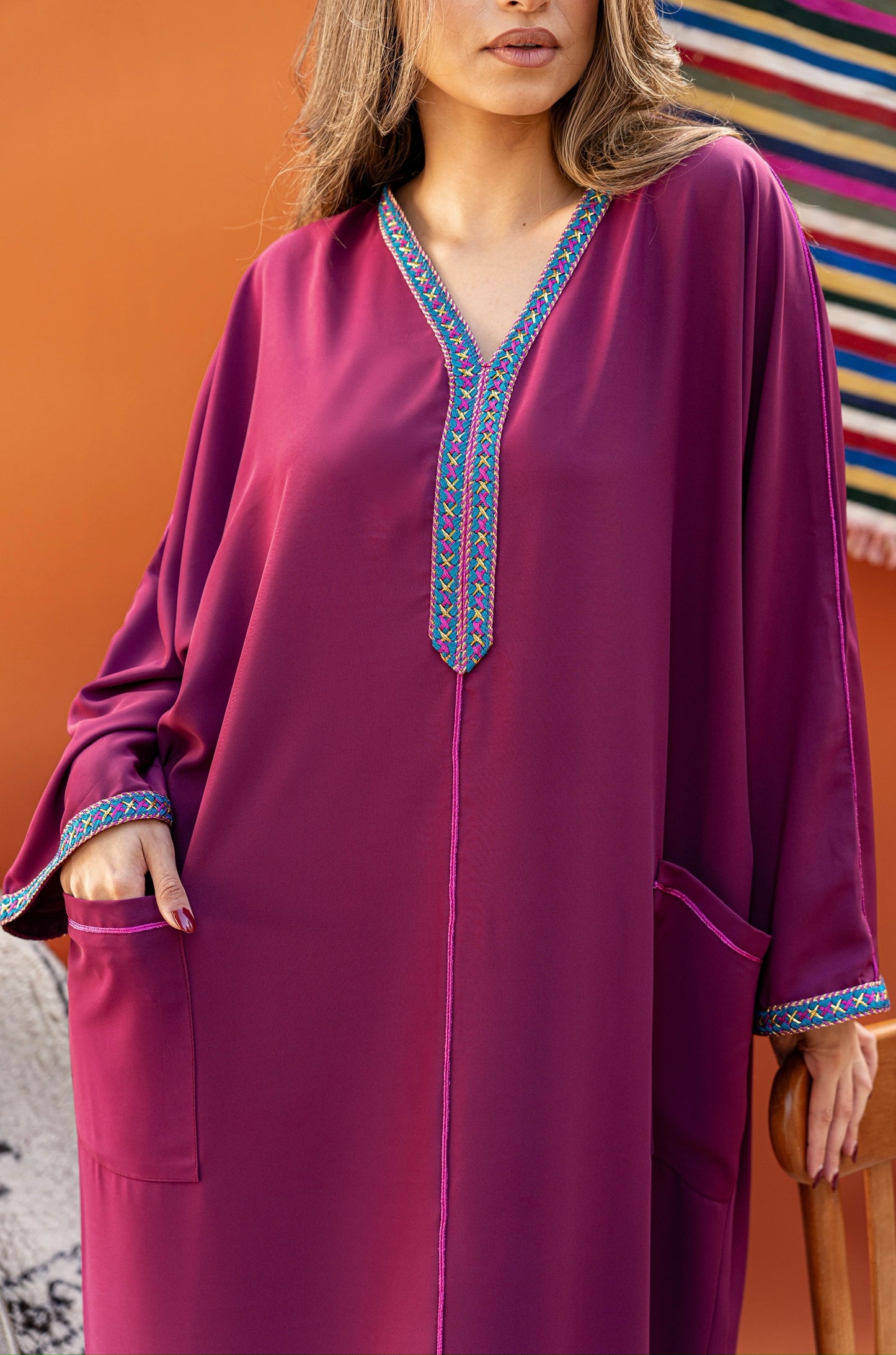 DJELLABA À POCHE PRUNE GALON BLEU