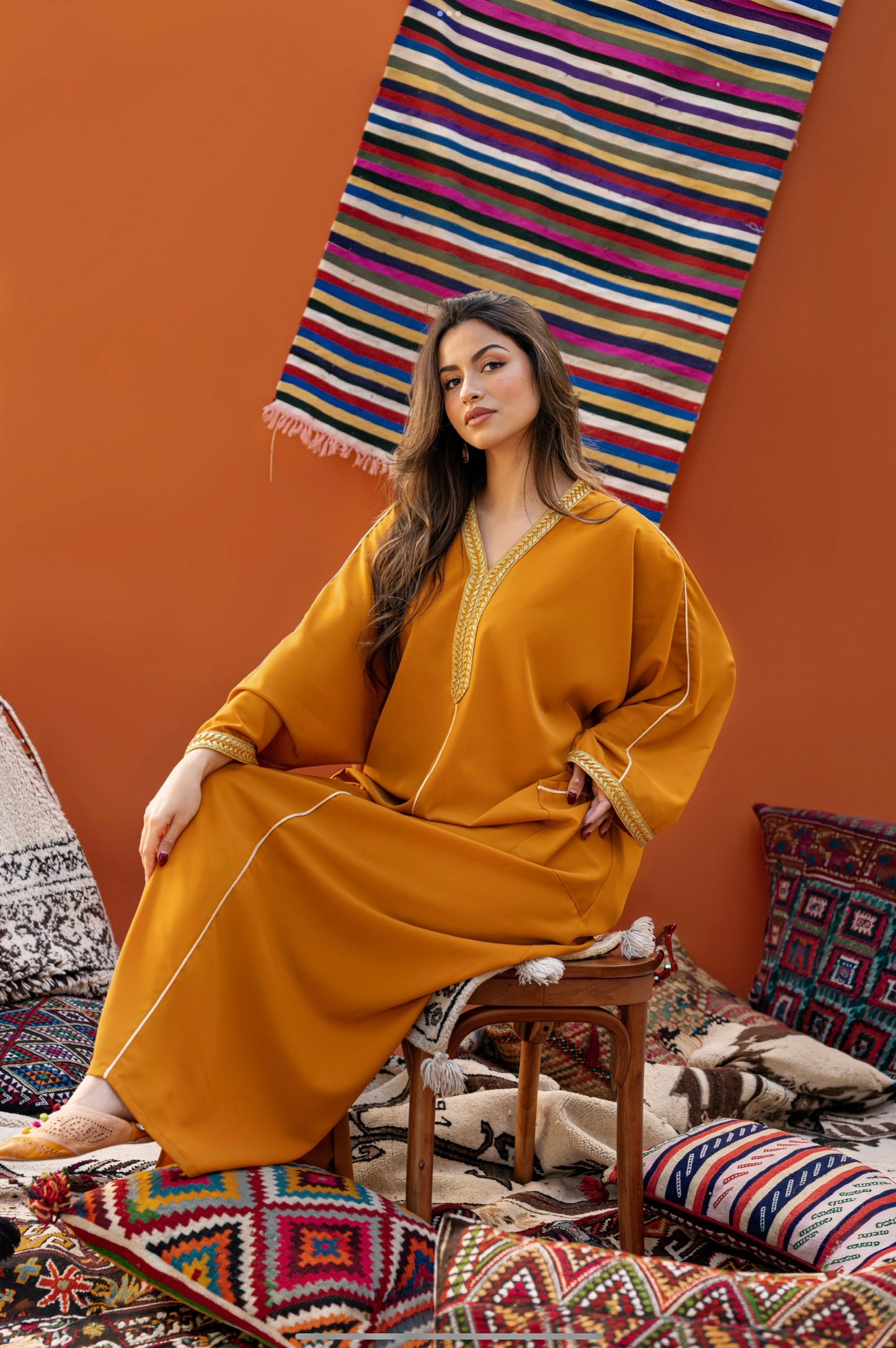 DJELLABA À POCHE MOUTARDE GALON DORÉ TRESSE