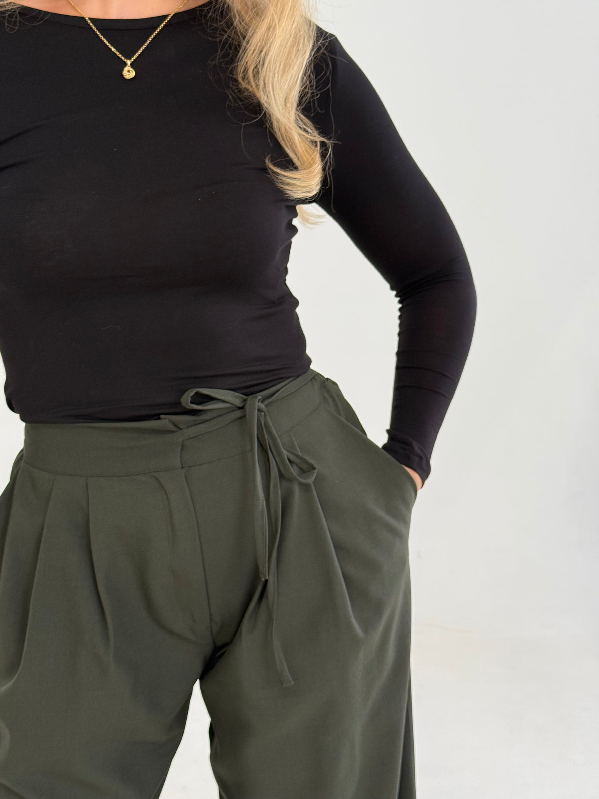 PANTALON A PLIS VERT