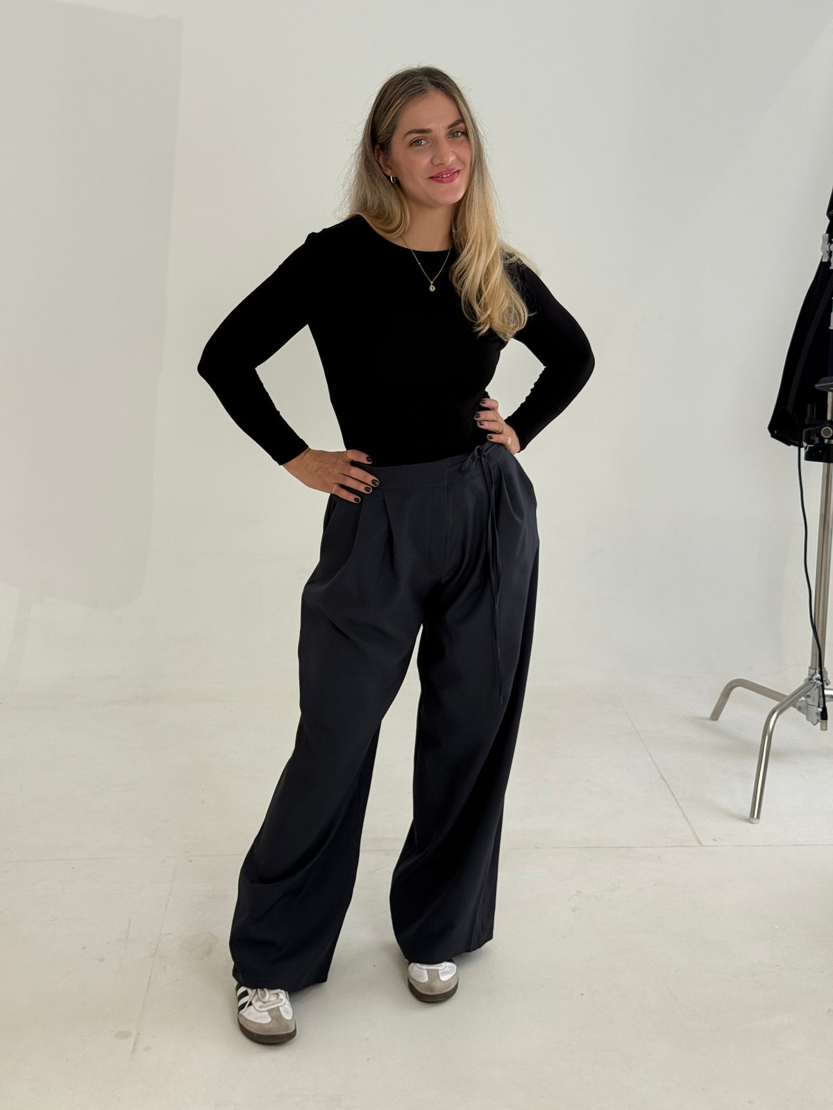 PANTALON A PLIS GRIS FONCE