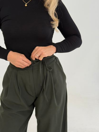 PANTALON A PLIS VERT