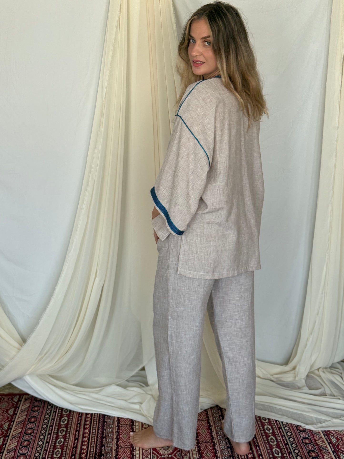 ENSEMBLE EN LIN BEIGE GALON BLEU