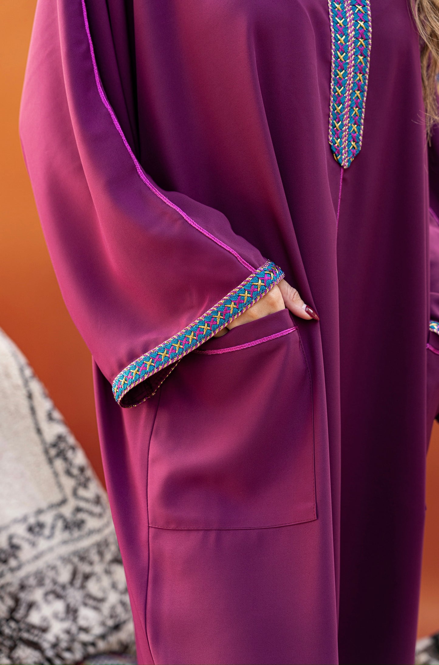 DJELLABA À POCHE PRUNE GALON BLEU