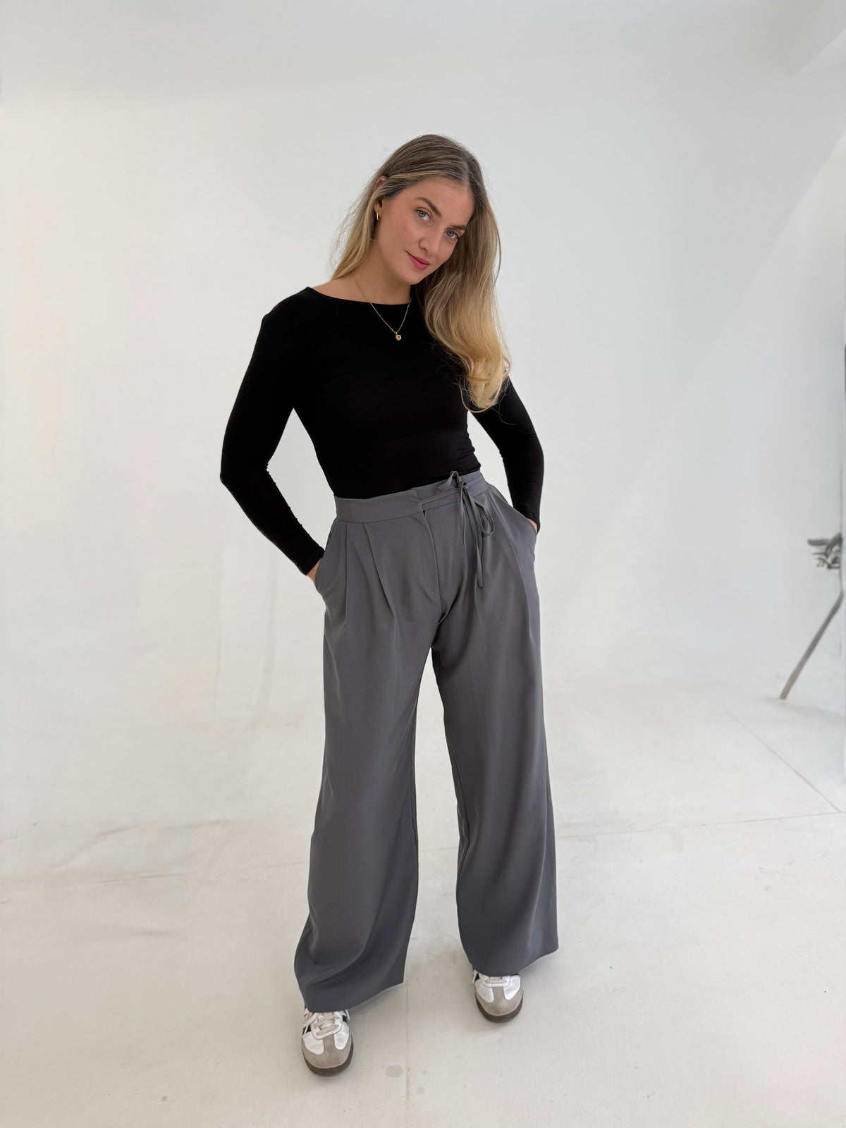 PANTALON A PLIS GRIS