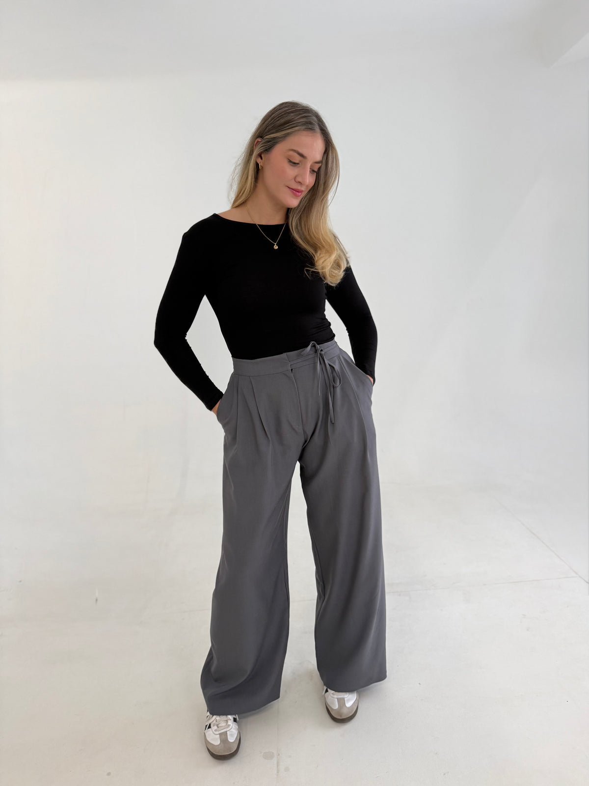 PANTALON A PLIS GRIS