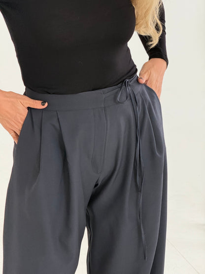 PANTALON A PLIS GRIS FONCE