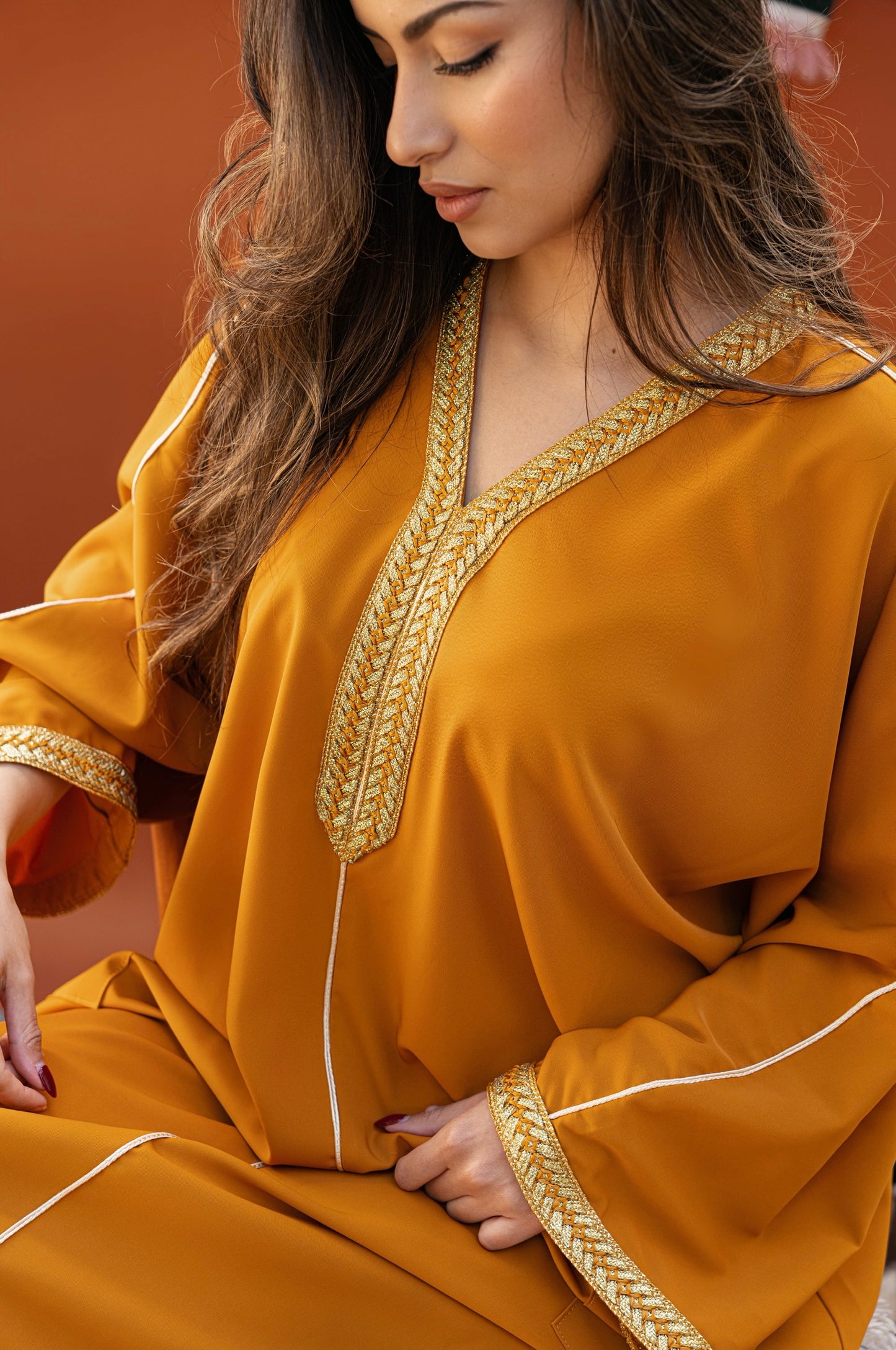 DJELLABA À POCHE MOUTARDE GALON DORÉ TRESSE