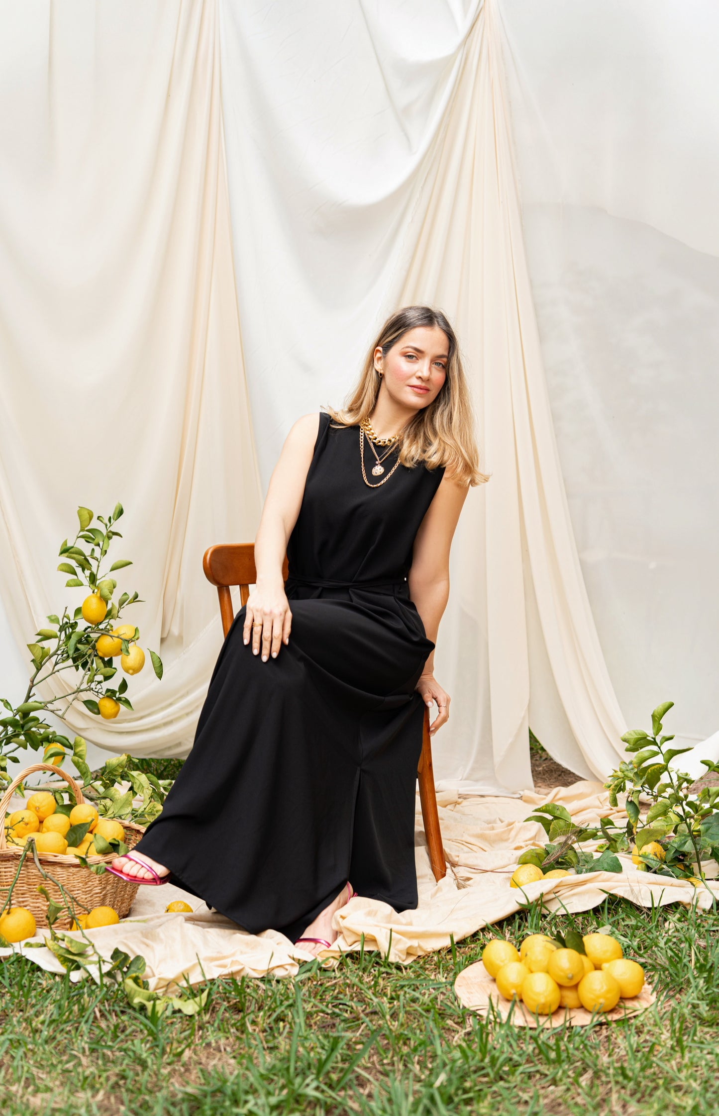 ROBE A FENTES NOIR