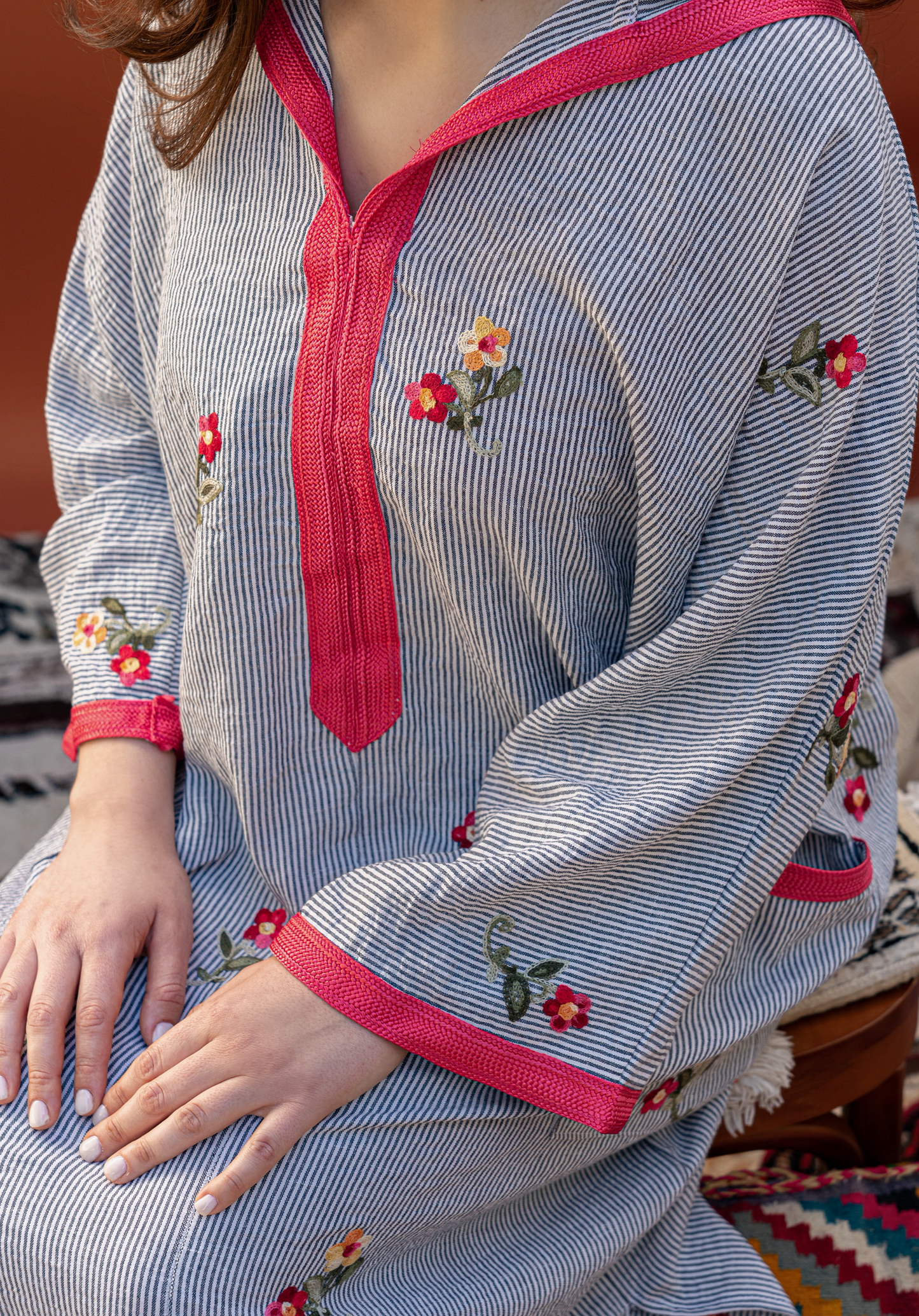 DJELLABA EN LIN À CAPUCHE A FLEURS