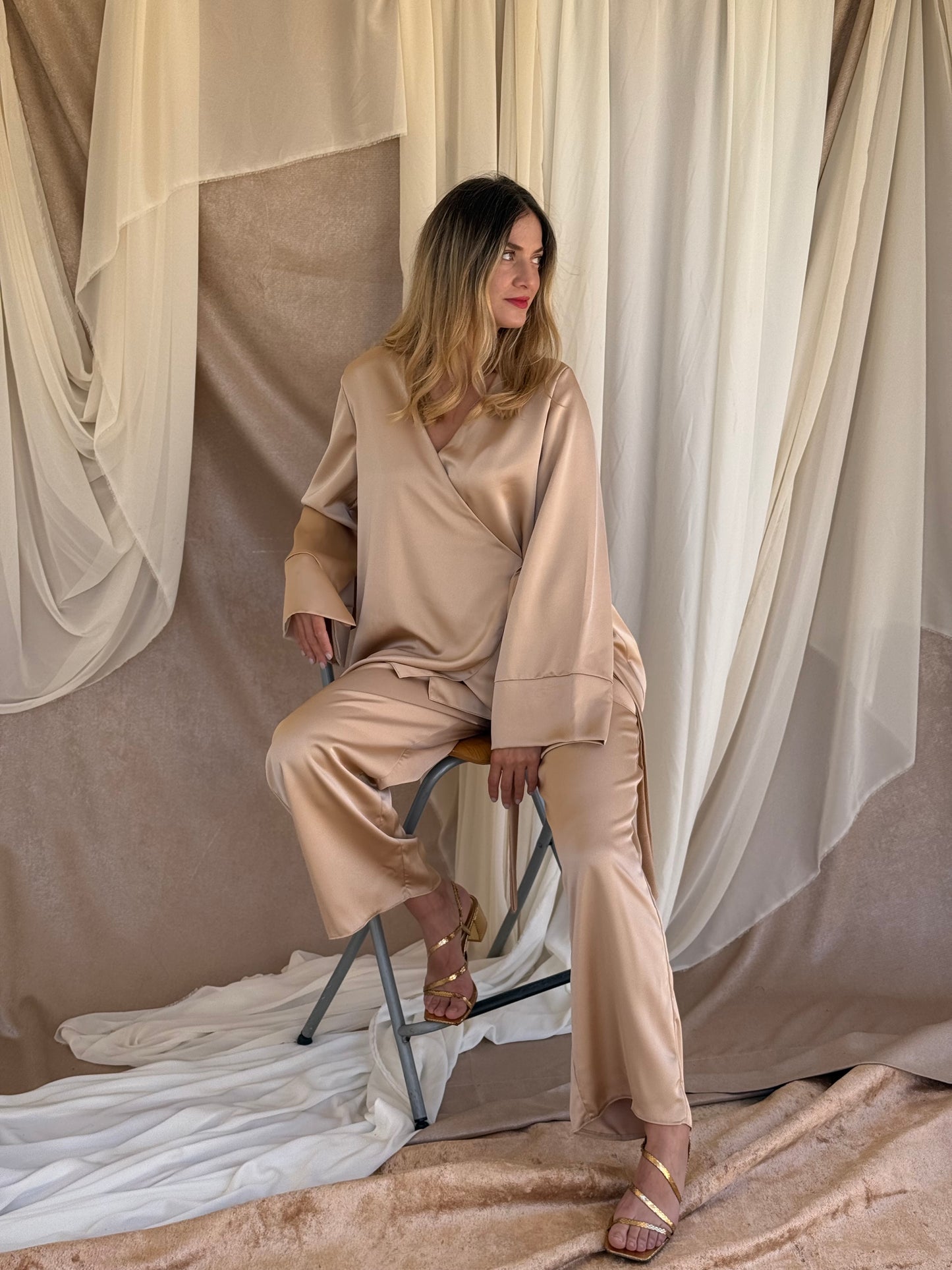 ENSEMBLE EN SATIN CHAMPAGNE