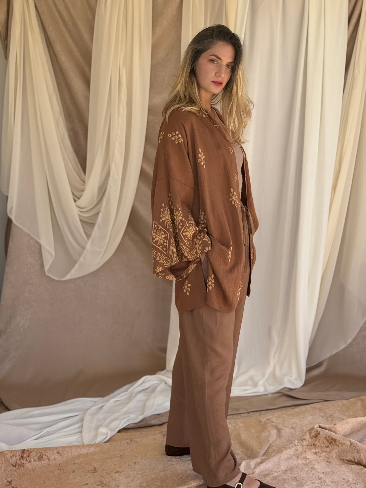 ENSEMBLE KIMONO BRODE MARRON CLAIRE