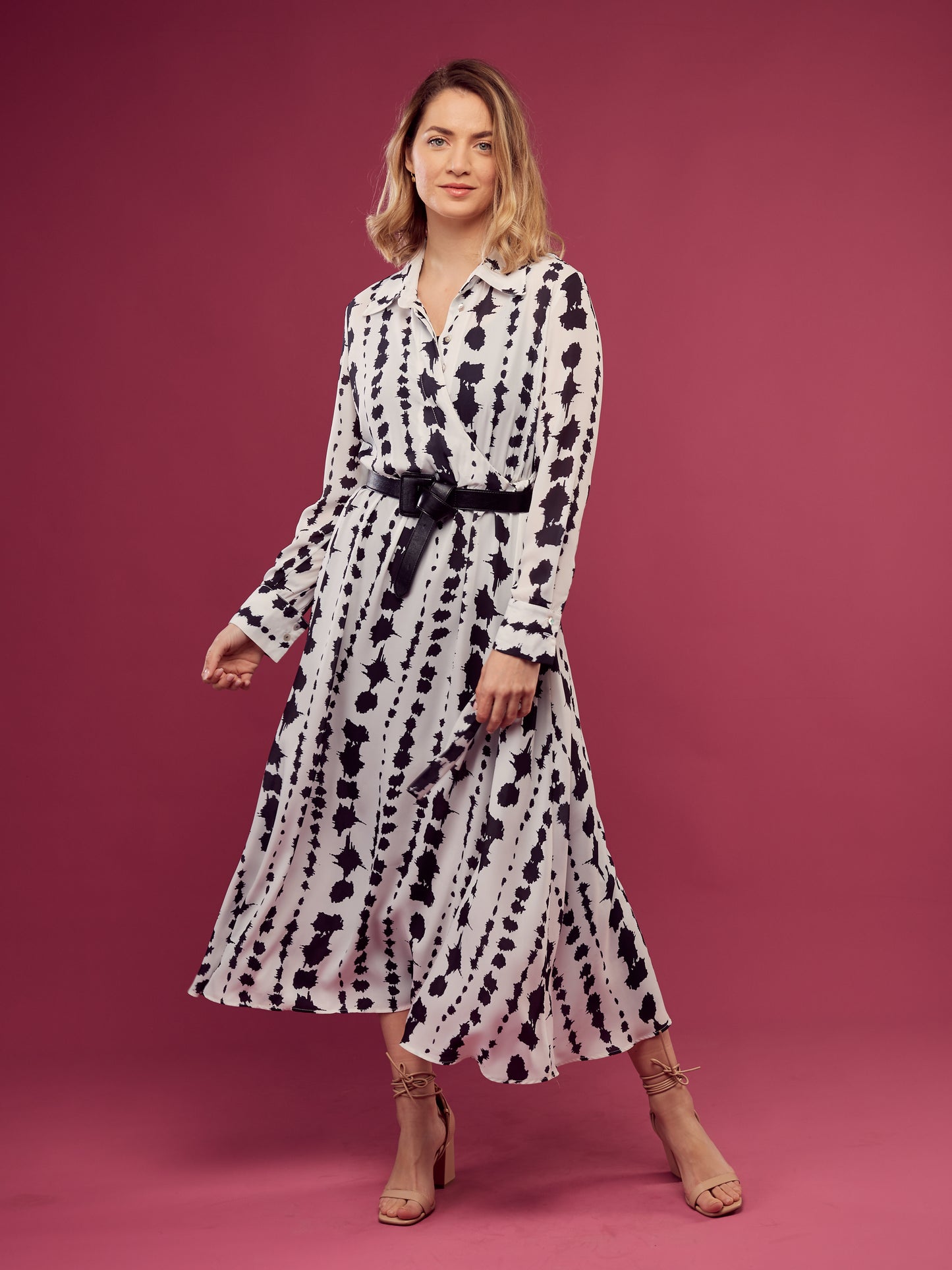 ROBE BLANCHE A MOTIF NOIR